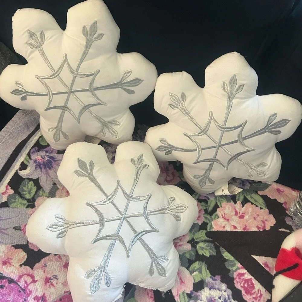 5/$25 Abrand White and Silver Snowflake Blossom Holiday Pillow Set